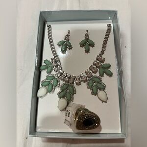 NWT Green and White Necklace, Earring, And Ring Set